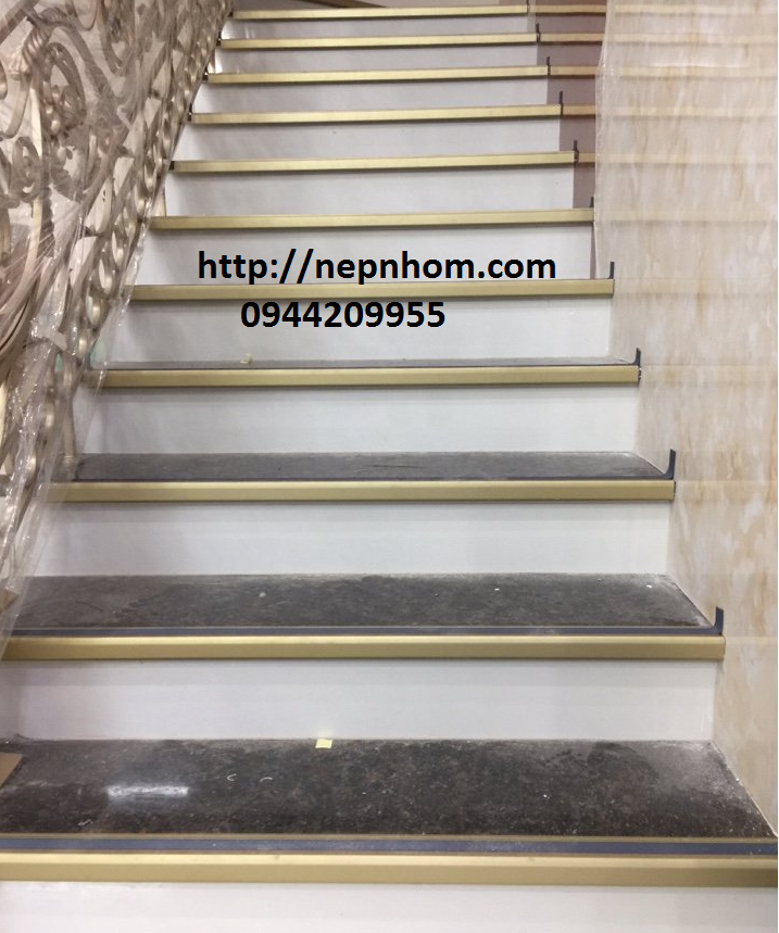 Thêm trang trí cho cầu thang