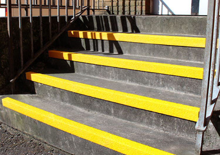 Giải pháp tối ưu cho việc chống trơn trượt cầu thang bạn cần biết