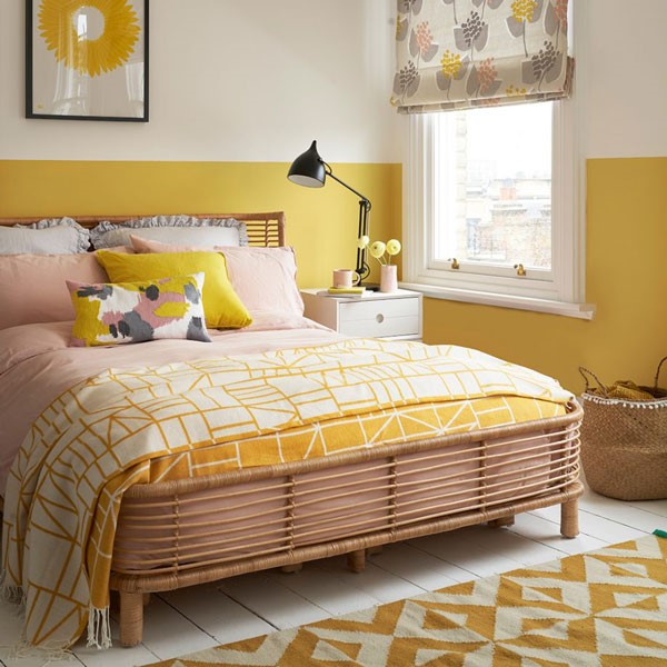 Cách trang trí phòng ngủ màu xám và điểm nhấn nẹp trang trí màu vàng