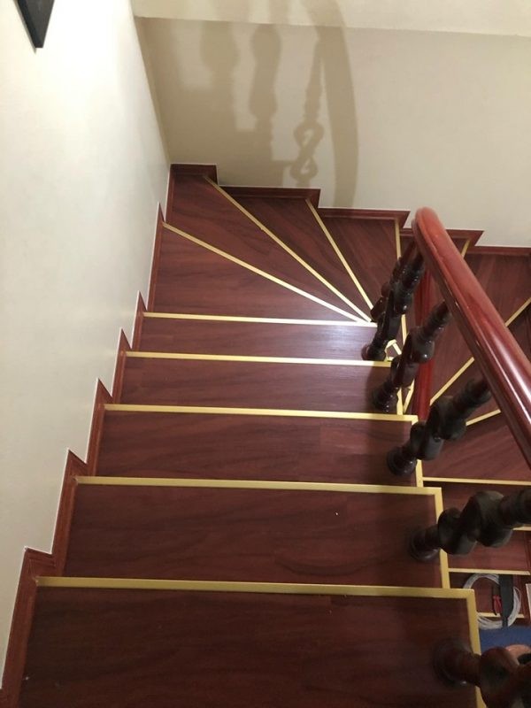 Sử dụng nẹp trang trí để đảm bảo an toàn khi dùng cầu thang