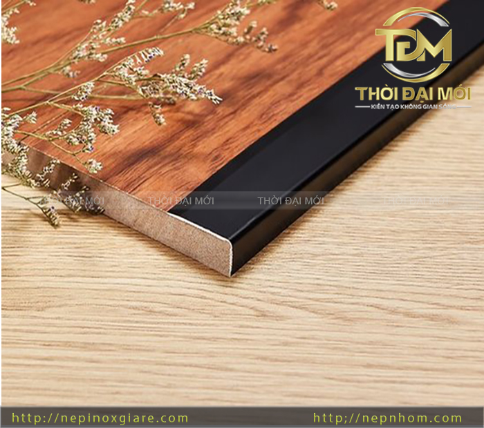 Hoàn thiện các cạnh và góc của sàn gỗ bằng nẹp trang trí