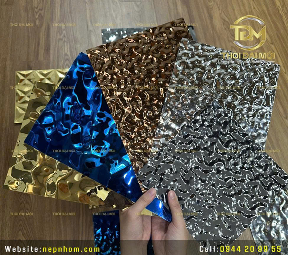 Khám phá vẻ đẹp đa chiều của tấm inox sóng nước trong nội thất 