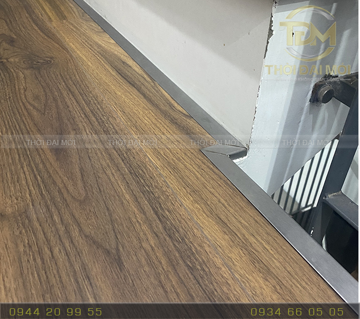 Những sai lầm khi lắp nẹp inox sàn gỗ và cách khắc phục