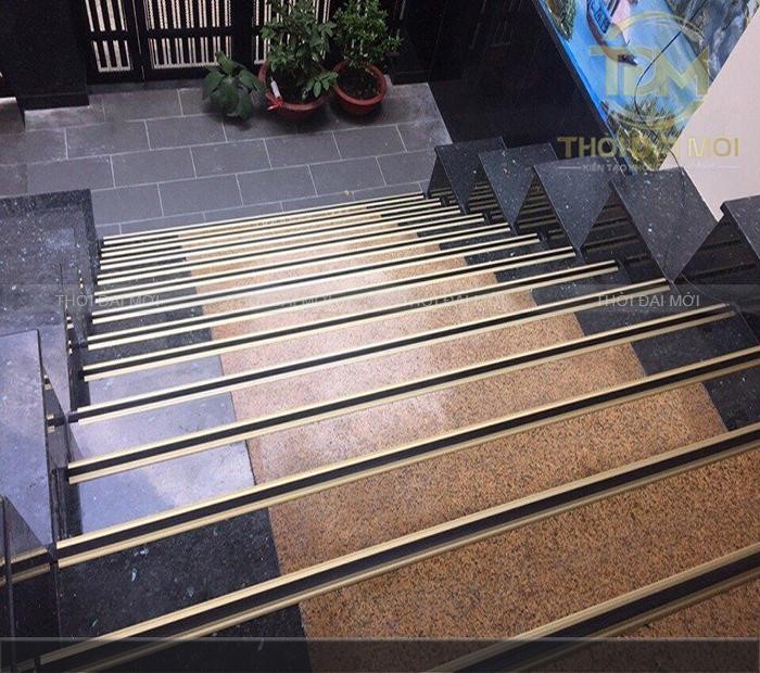 Sử dụng nẹp chống trượt cho cầu thang - giải pháp bảo vệ an toàn cho gia đình bạn
