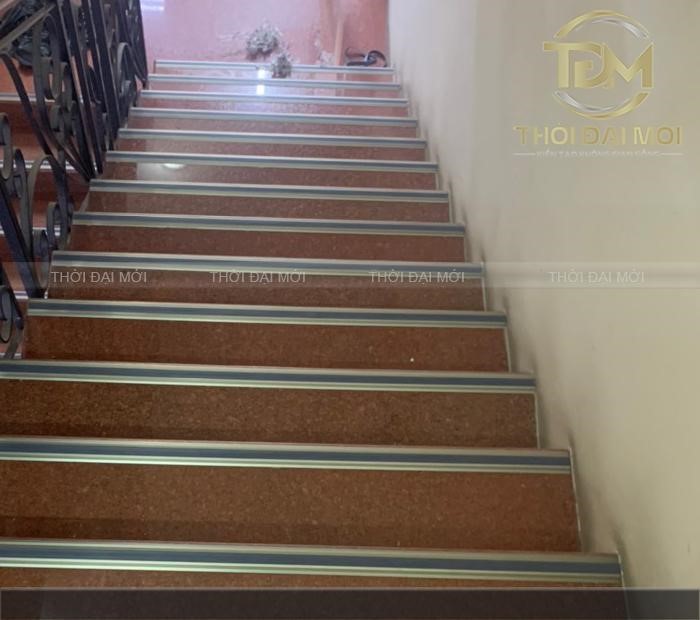 Sử dụng nẹp chống trượt cho cầu thang - giải pháp bảo vệ an toàn cho gia đình bạn