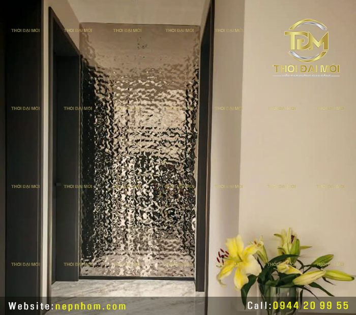 Tấm inox sóng nước và trải nghiệm không gian đa giác quan
