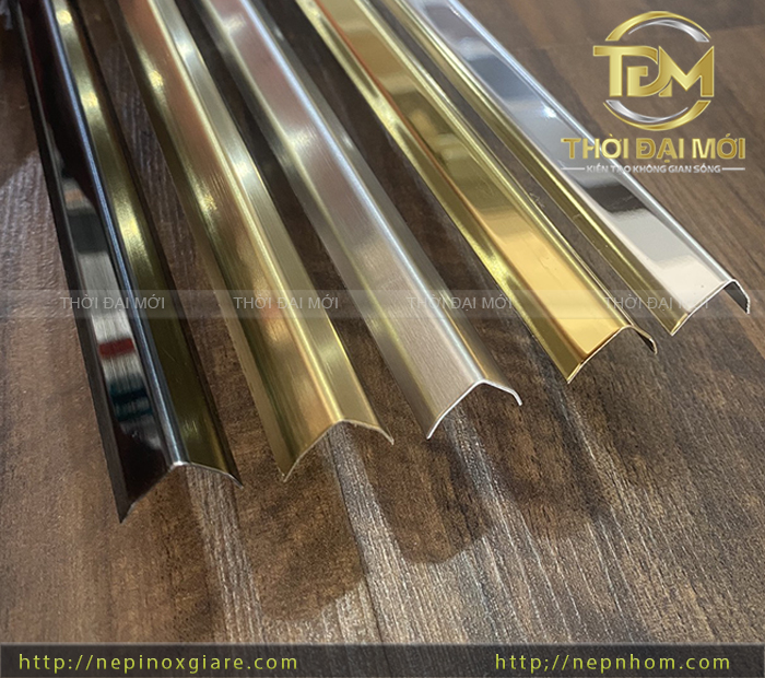 Tối ưu hóa trần bằng nẹp inox để tạo chiều sâu và ánh sáng