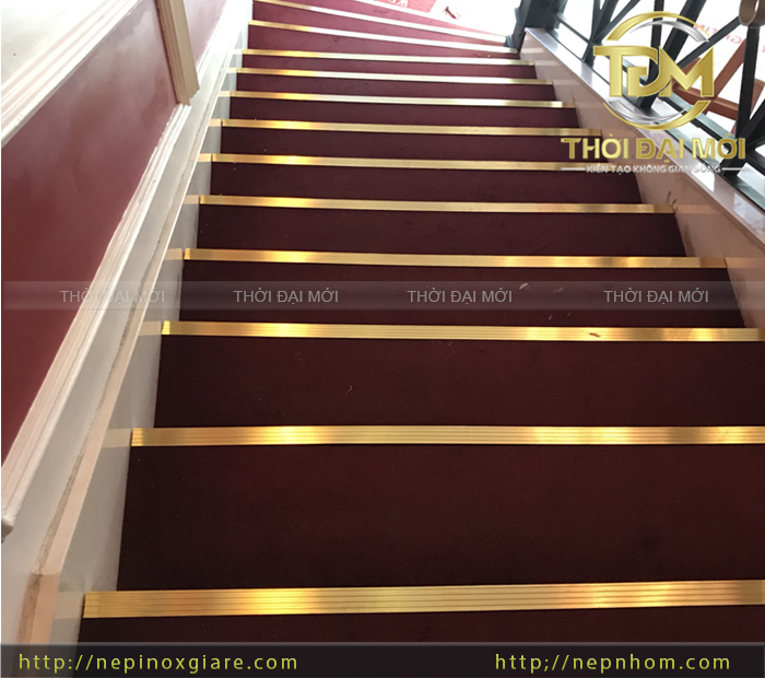 An Toàn Từng Bước Chân Với Nẹp Đồng Chống Trượt Cầu Thang