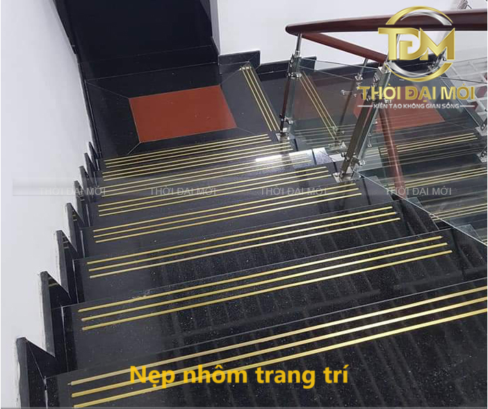 Sử dụng nẹp trang trí để đảm bảo an toàn khi dùng cầu thang