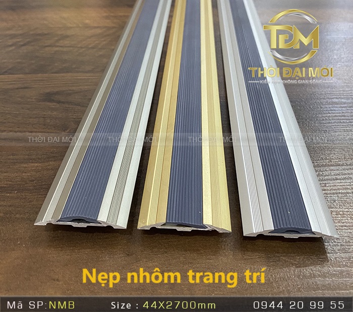 Sử dụng nẹp trang trí để đảm bảo an toàn khi dùng cầu thang