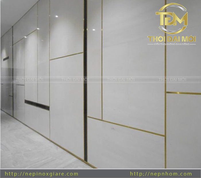 Biến Tường Trơn Thành Điểm Nhấn Nổi Bật Bằng Nẹp Nhôm Chữ T
