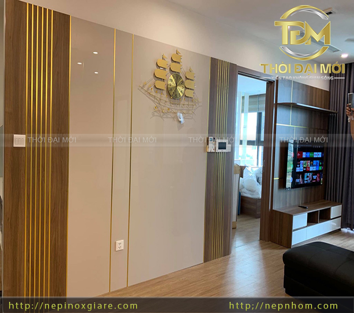 Biến Tường Trơn Thành Điểm Nhấn Nổi Bật Bằng Nẹp Nhôm Chữ T