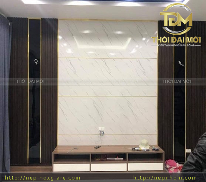 Biến Tường Trơn Thành Điểm Nhấn Nổi Bật Bằng Nẹp Nhôm Chữ T