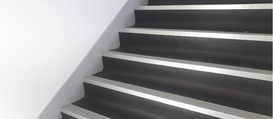 Cách bảo vệ cạnh cầu thang bằng nẹp nhôm trang trí 