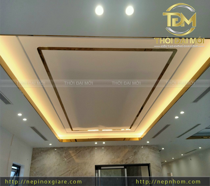 Che viền trần gồ ghề, mất cân đối bằng nẹp inox trang trí trần sang trọng