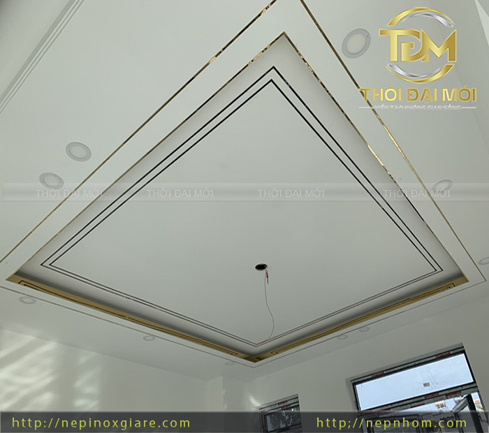 Che viền trần gồ ghề, mất cân đối bằng nẹp inox trang trí trần sang trọng