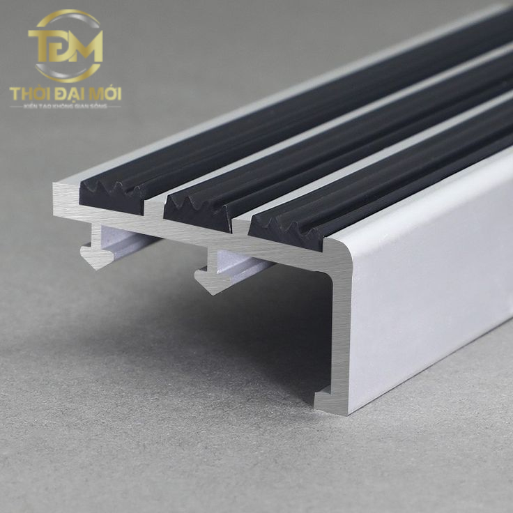 Hạn Chế Trơn Trượt Cầu Thang Nhờ Nẹp Nhôm Chống Trượt