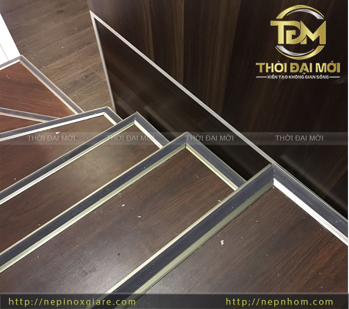Hạn Chế Trơn Trượt Cầu Thang Nhờ Nẹp Nhôm Chống Trượt
