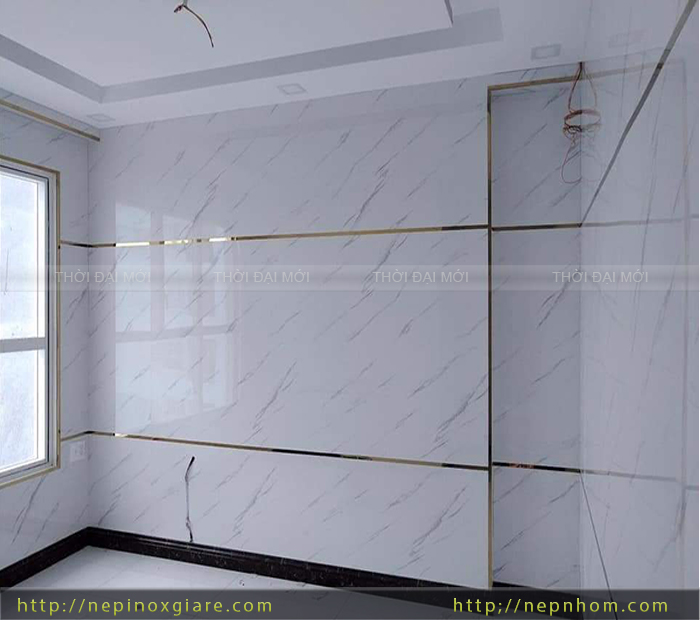 Khắc phục lỗi thi công khe hở tấm PVC vân đá nhờ nẹp inox trang trí vách