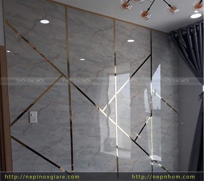 Khắc phục lỗi thi công khe hở tấm PVC vân đá nhờ nẹp inox trang trí vách