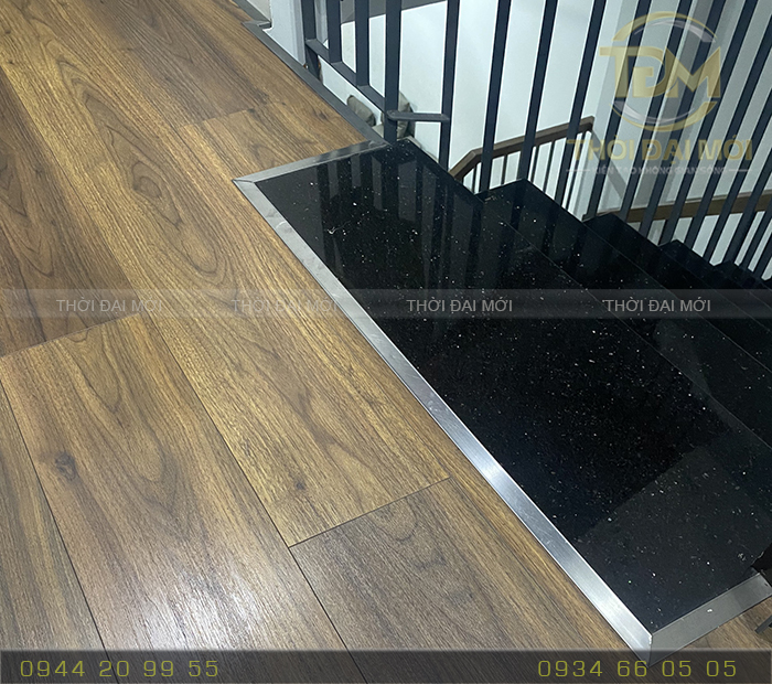 Vì Sao Nhà Thiết Kế Nào Cũng Chọn Len Inox Cho Sàn Gỗ?