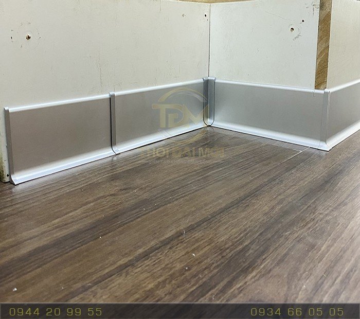 Len Nhôm Chân Tường – Giải Pháp Thay Thế Phào Gỗ & Nhựa Hoàn Hảo