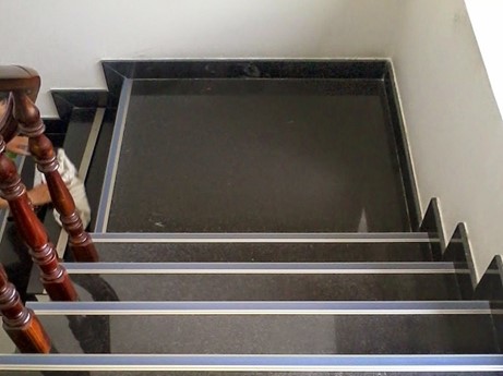 Nẹp chống trơn cầu thang cho ngôi nhà có trẻ nhỏ và người lớn tuổi