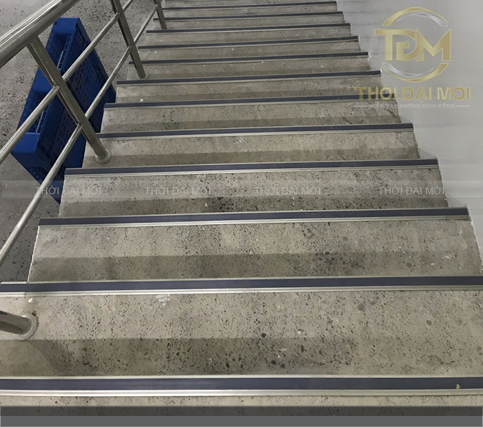 Nẹp Chống Trượt Cầu Thang An Toàn Khi Đi Lại