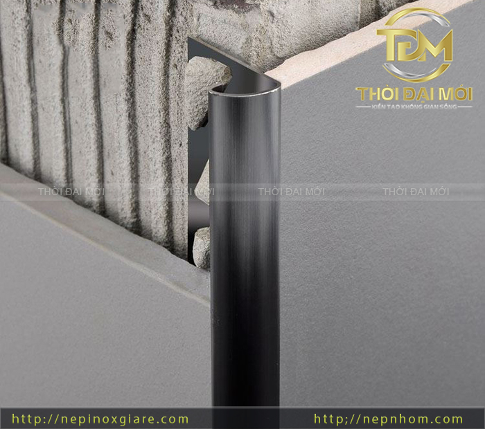Nẹp Inox Góc Tròn – “Chiếc Áo Giáp” Hoàn Hảo Cho Mọi Góc Công Trình 