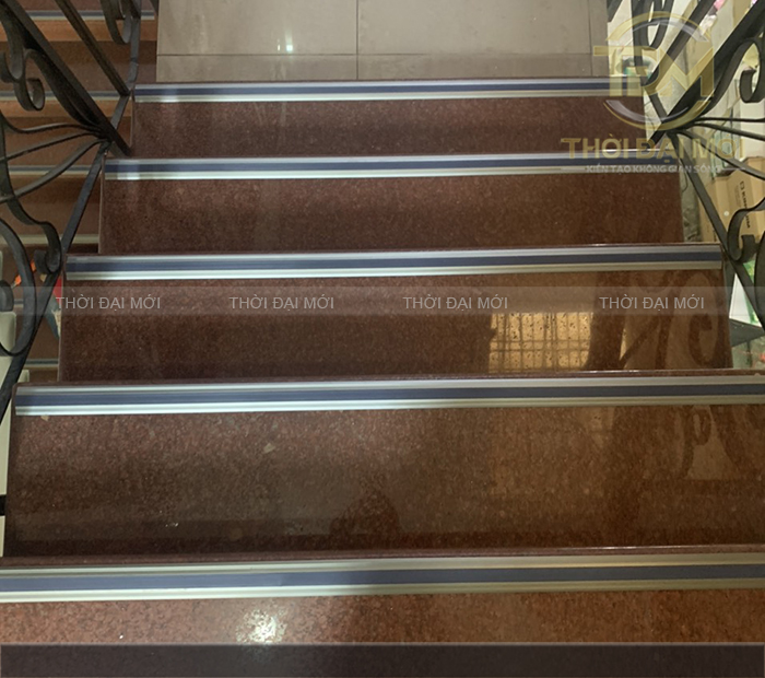 Nẹp nhôm cầu thang – Giải pháp an toàn và thẩm mỹ cho công trình hiện đại
