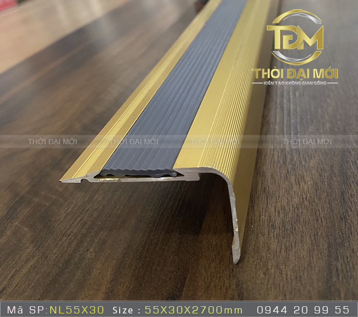 Nẹp nhôm cầu thang cho không gian thương mại