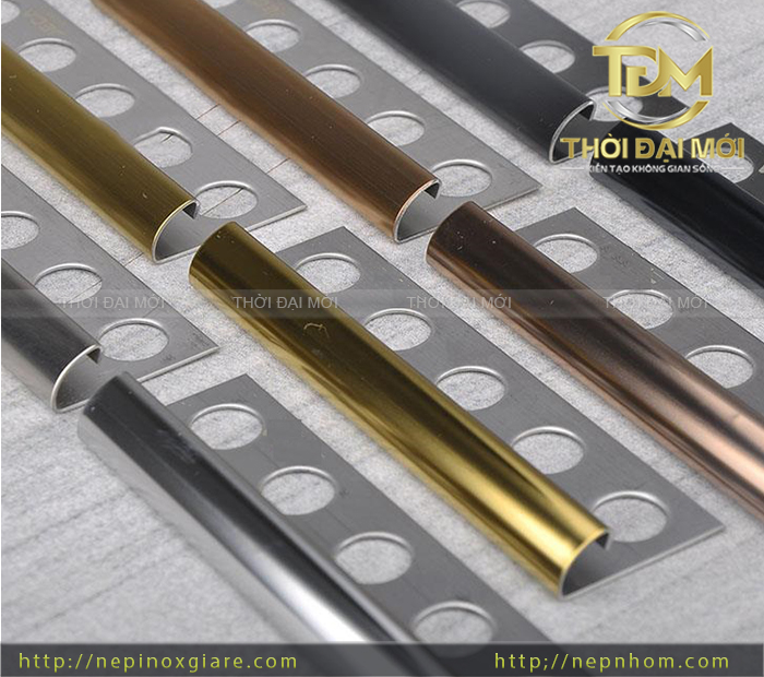 Tạo điểm nhấn mềm mại cho các khối cột vuông vức thô cứng bằng nẹp inox bo góc