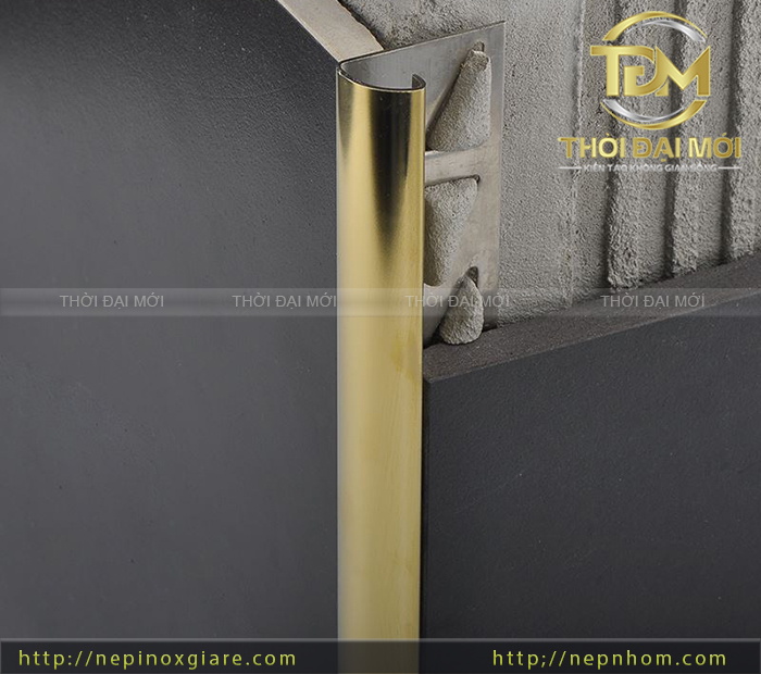 Tạo điểm nhấn mềm mại cho các khối cột vuông vức thô cứng bằng nẹp inox bo góc