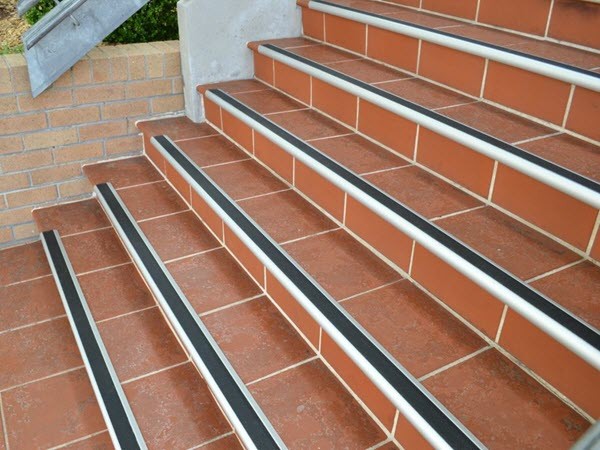 Top 4 loại nẹp chống trơn cầu thang hiệu quả nhất