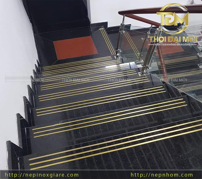 Biến cầu thang thành điểm nhấn kiến trúc với nẹp nhôm Thời Đại Mới 