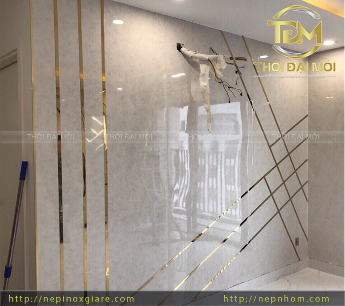 La Cuộn Inox 304 Bị Cong Mép Sau Khi Dán: Do Cuộn Vật Liệu Hay Do Bề Mặt Thi Công?