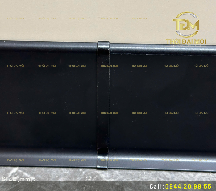 Biến góc tường sứt mẻ thành tuyệt tác bằng len nhôm chân tường