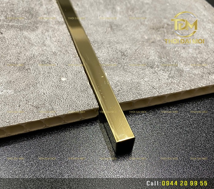 Biến không gian trở nên tinh tế với tấm thủy tinh và nẹp inox chữ U