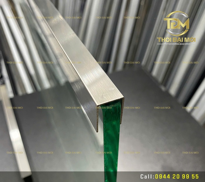 Biến không gian trở nên tinh tế với tấm thủy tinh và nẹp inox chữ U