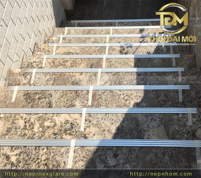 Cách nẹp nhôm cầu thang tăng độ an toàn cho khách tại các nhà hàng