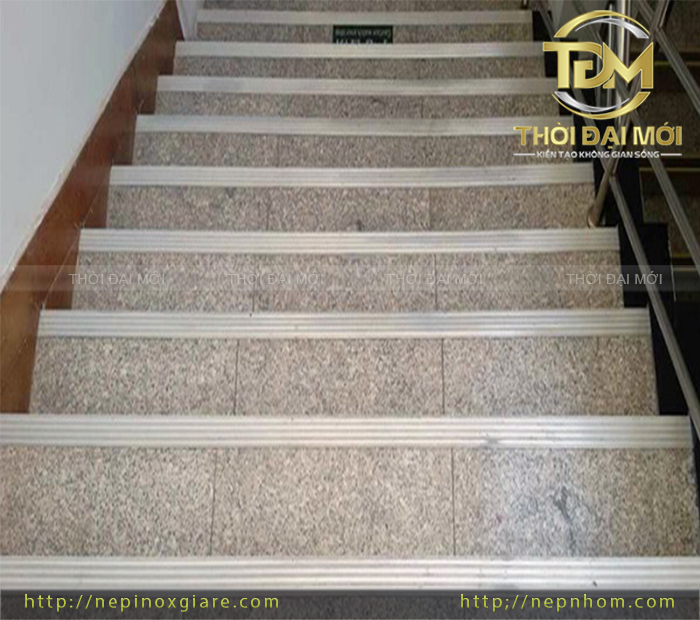 Cách nẹp nhôm cầu thang tăng độ an toàn cho khách tại các nhà hàng