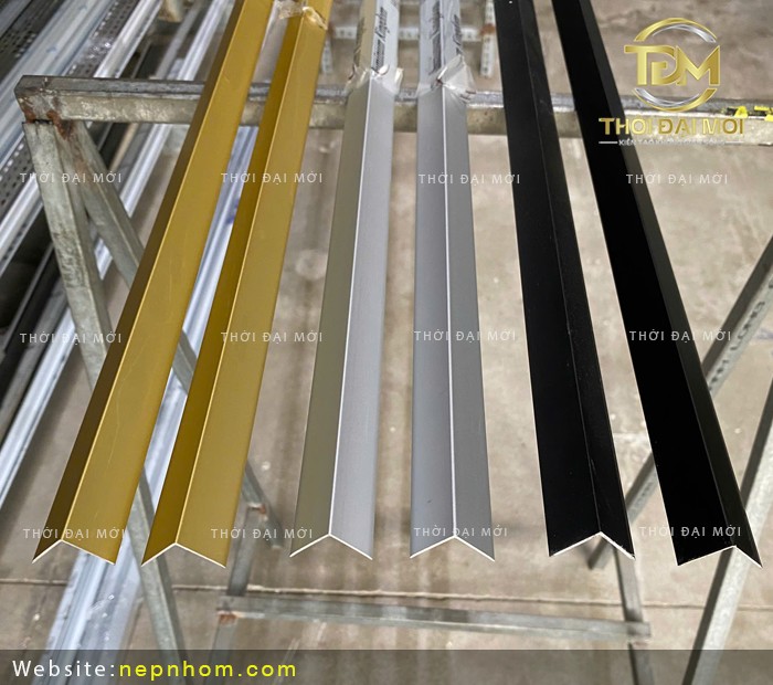 Có nên dùng nẹp nhôm chữ V thay cho nẹp inox chữ V để tiết kiệm chi phí?