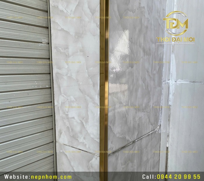 Có nên dùng nẹp nhôm chữ V thay cho nẹp inox chữ V để tiết kiệm chi phí?