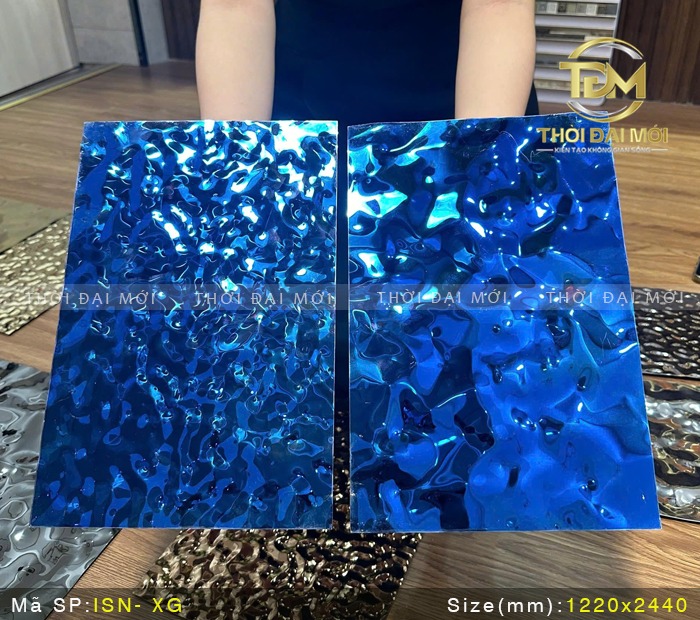 Có nên dùng tấm inox sóng nước thay cho gương trang trí?