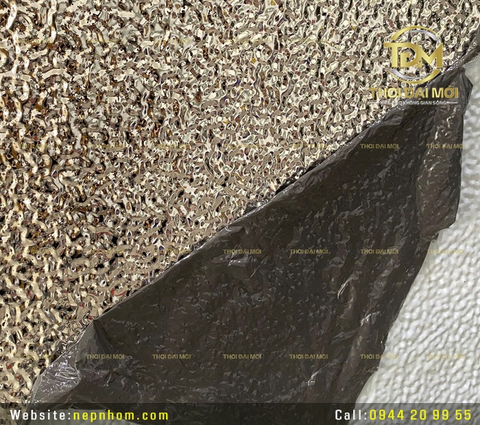 Có nên dùng tấm inox sóng nước thay cho gương trang trí?