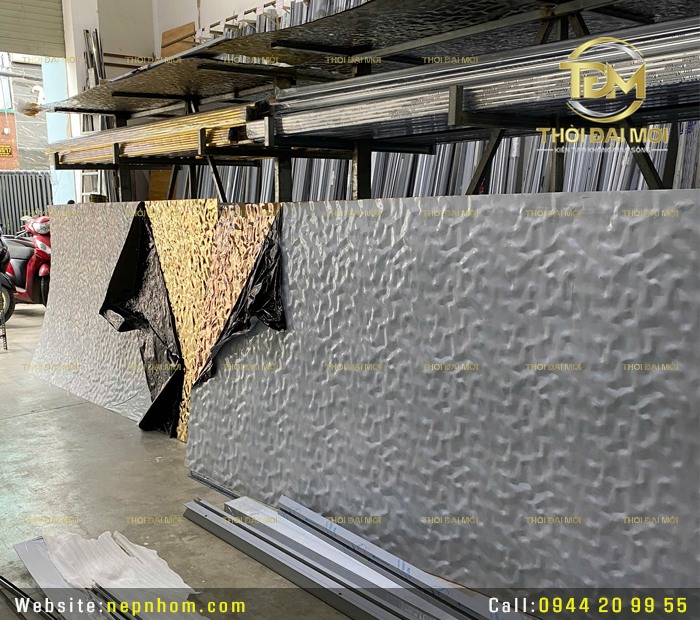 Có nên dùng tấm inox sóng nước thay cho gương trang trí?
