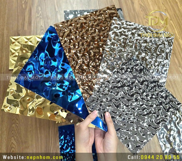 Có nên dùng tấm inox sóng nước thay cho gương trang trí?