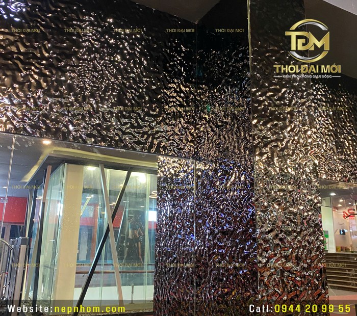 Có nên dùng tấm inox sóng nước thay cho gương trang trí?