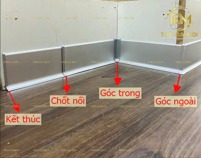 Có nên thay len gỗ bằng len nhôm chân tường?