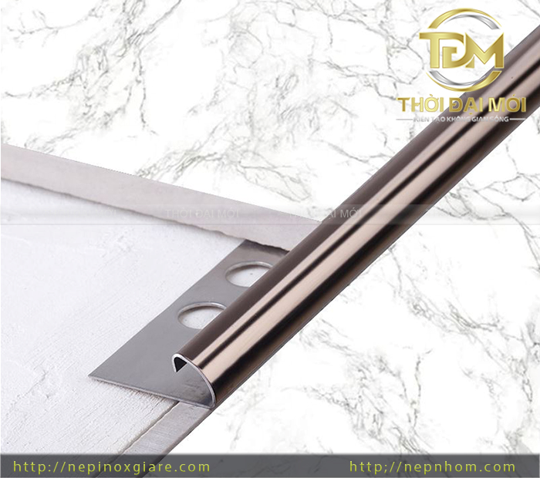 Nẹp inox góc cột đá – giải pháp hoàn thiện cột ốp đá tự nhiên trong công trình cao cấp